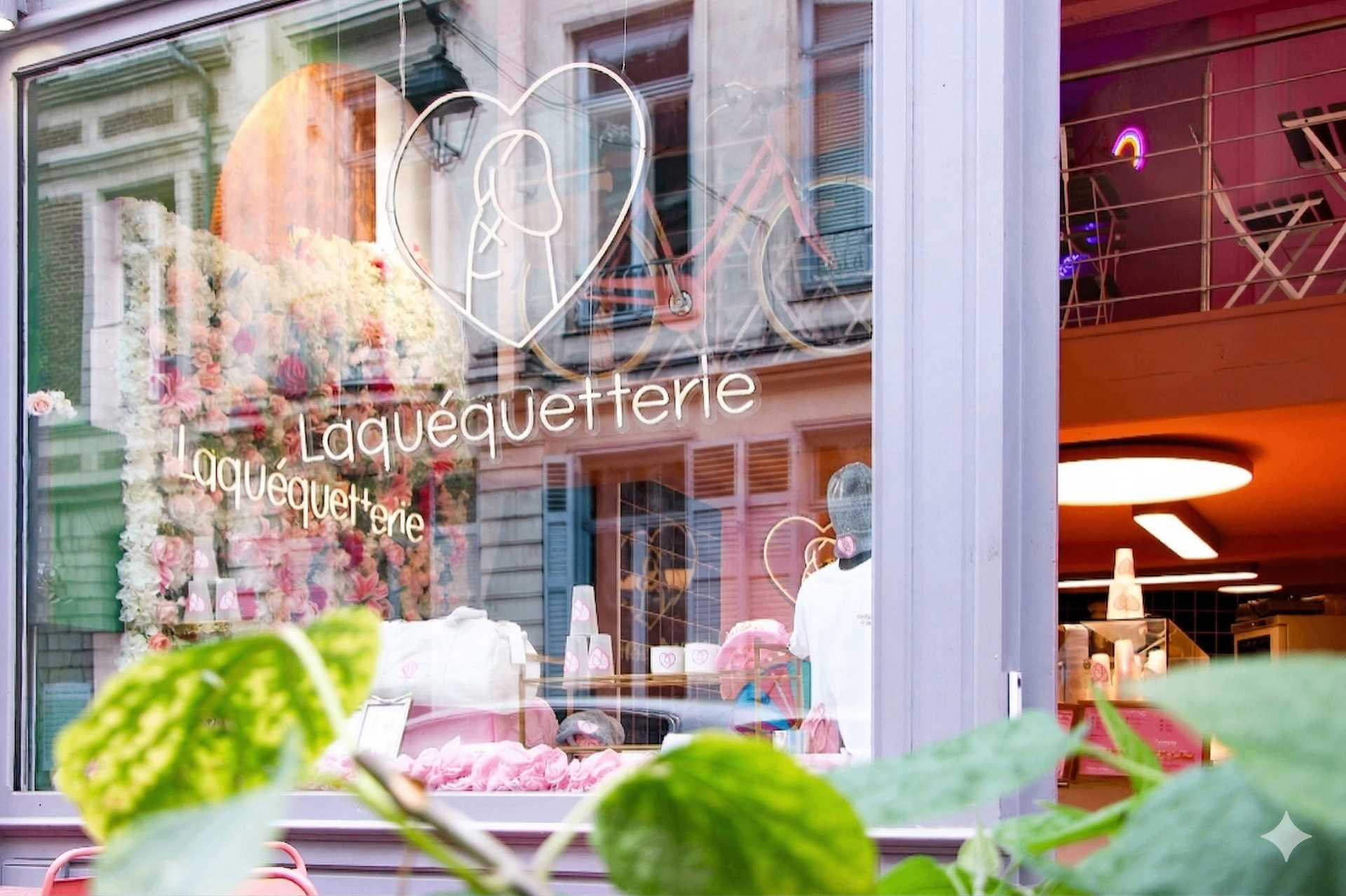 La boutique Laquéquetterie à Lille avec sa vitrine néon